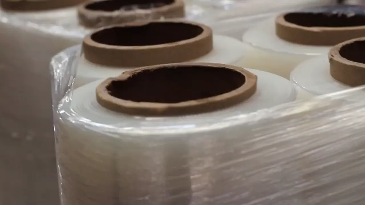 Rollos de playo stretch film apilados y emplayados